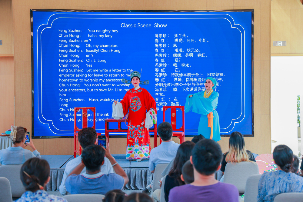 20240710065253468500.jpg 经典剧目《女驸马》演出场景